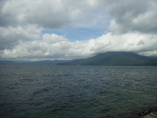 支笏湖。微妙な天気